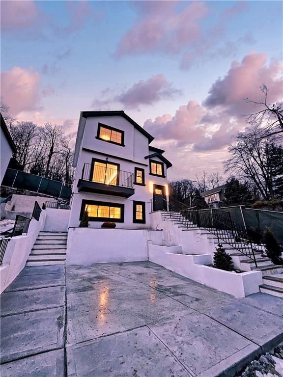 Exterior, Facade, Modern
