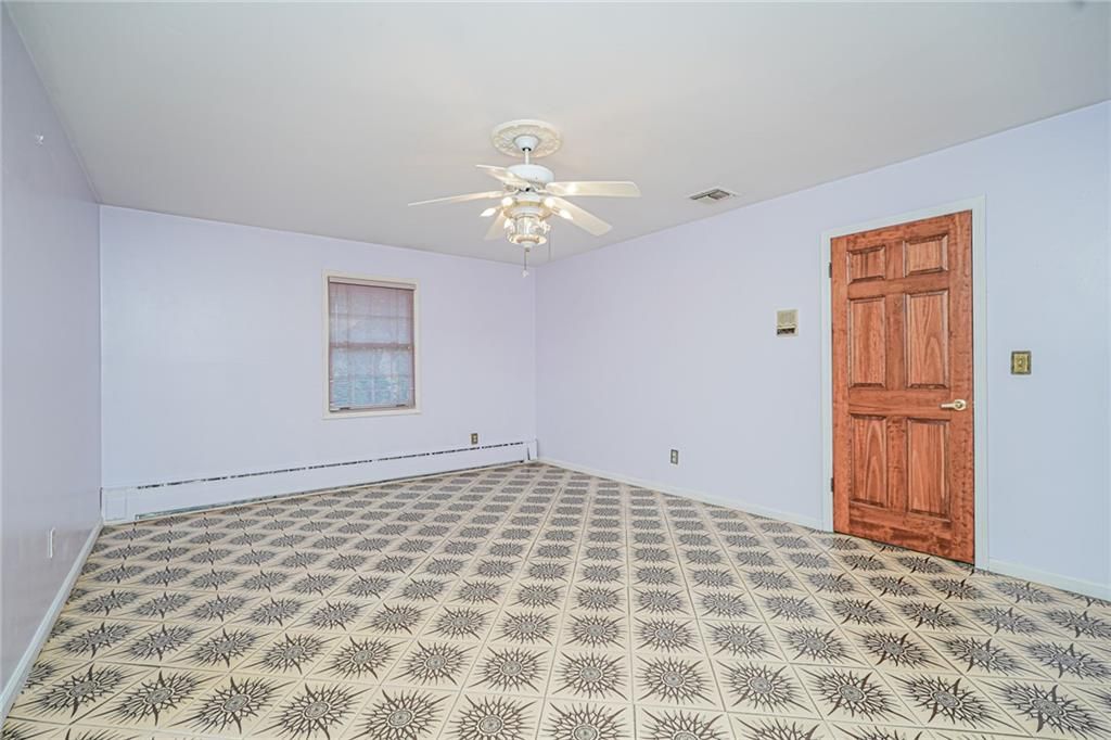 Empty room, Interior
