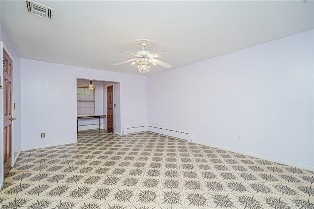 Empty room, Interior