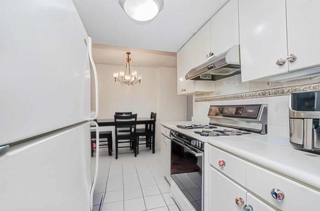 Chandelier, Dining room, Interior, Kitchen, Stainless Steel Appliances
