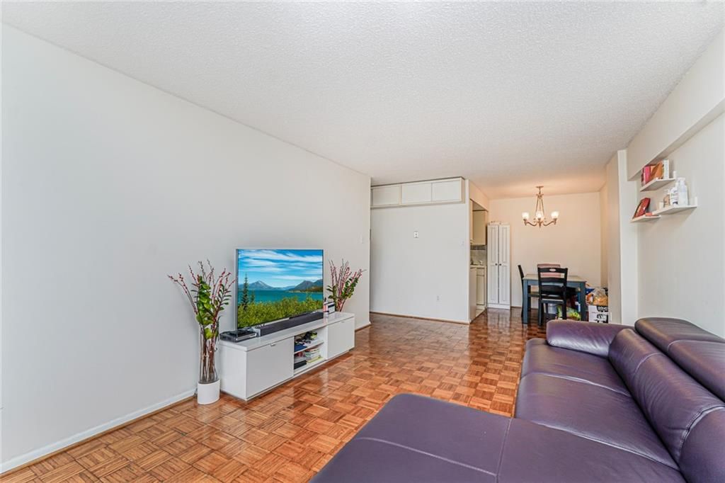Chandelier, Dining room, Interior, Living room