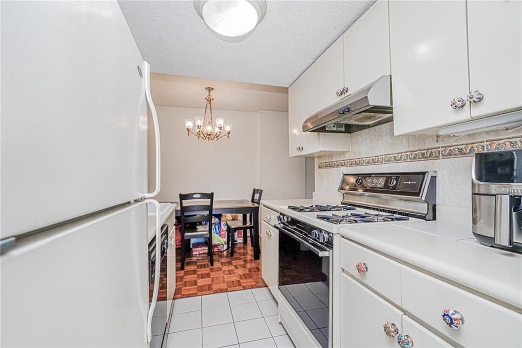 Chandelier, Dining room, Interior, Kitchen, Stainless Steel Appliances