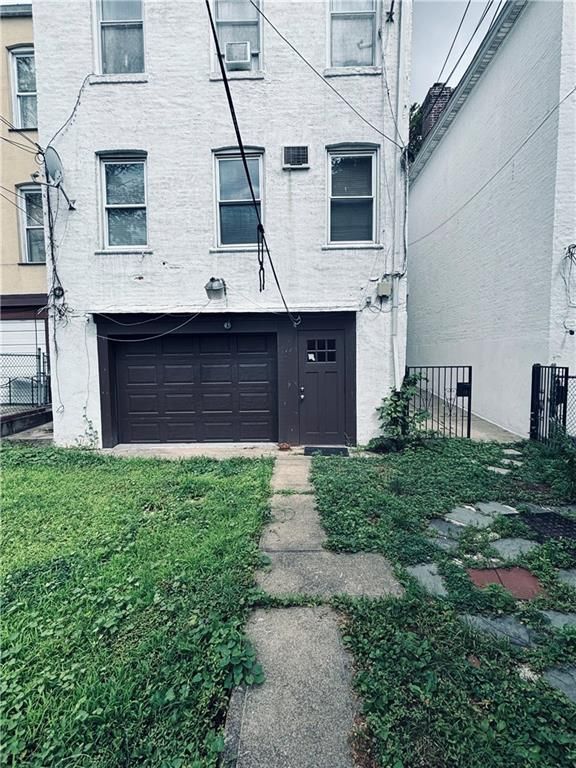 Attached, Exterior, Facade, Rowhouse