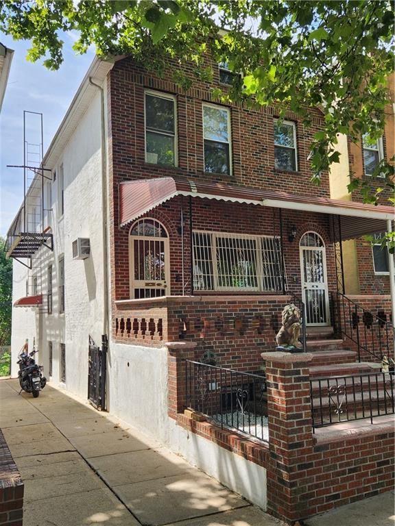 Exterior, Facade, Brick Facade, Rowhouse