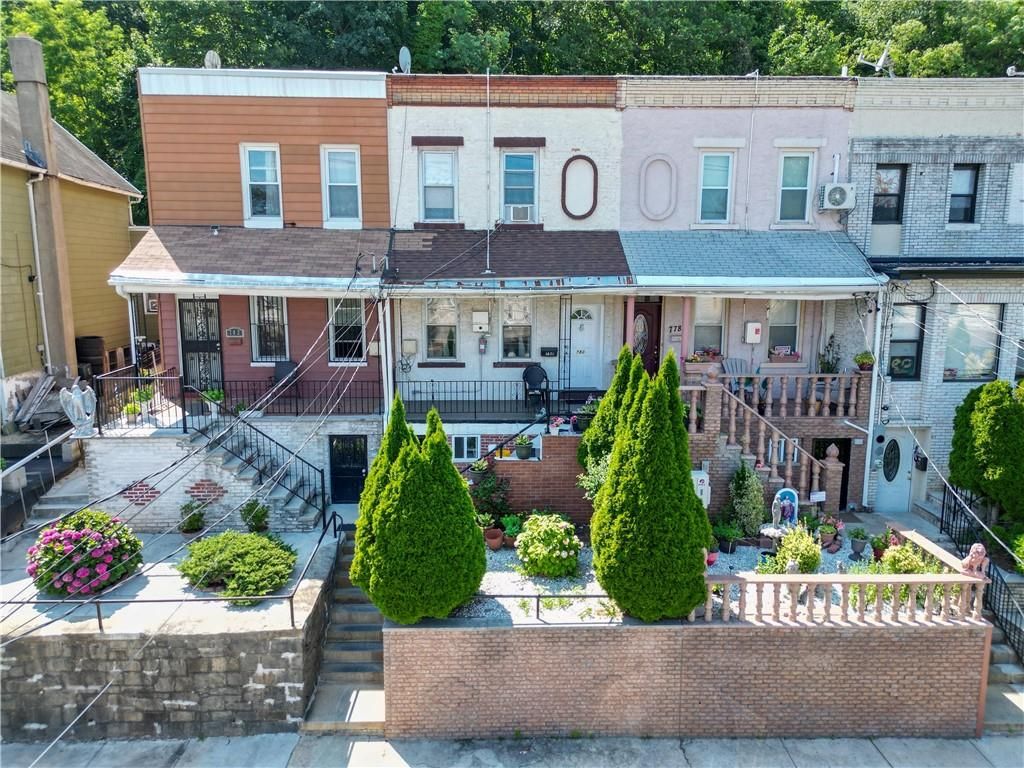 Exterior, Facade, Rowhouse