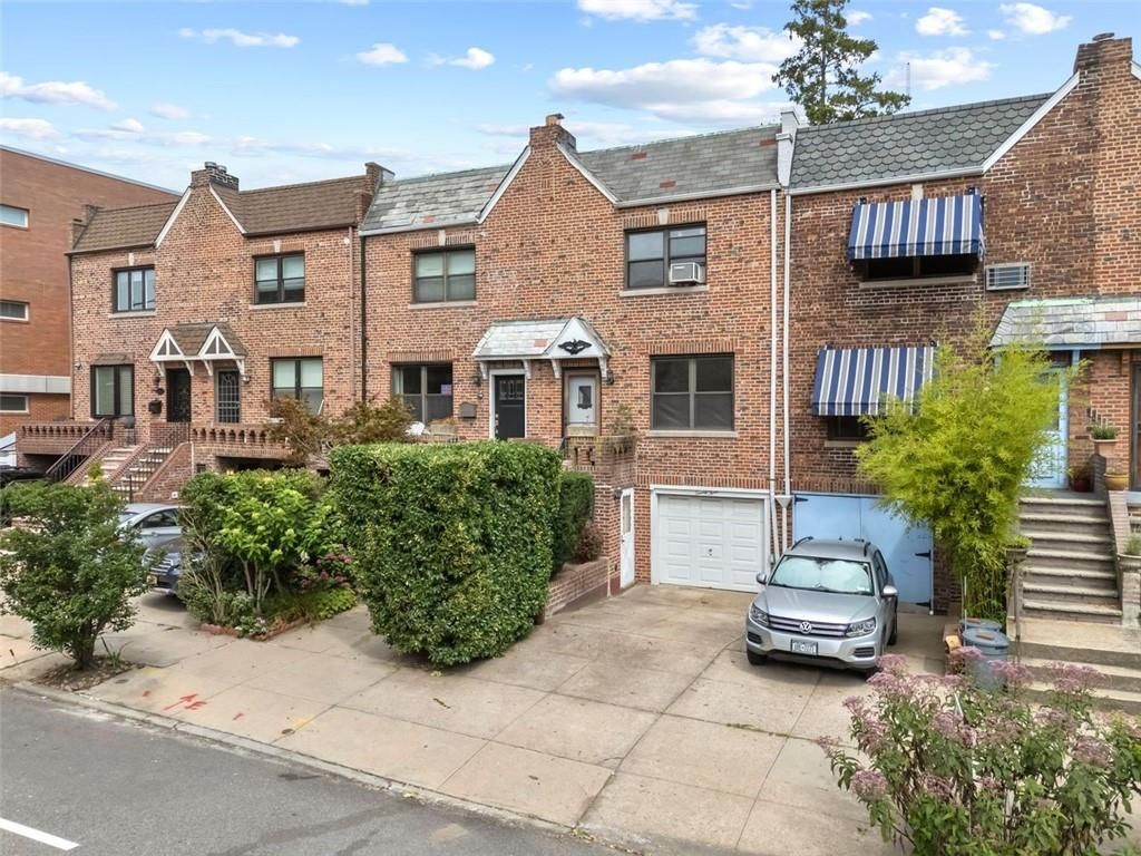 Attached, Exterior, Facade, Brick Facade, Rowhouse