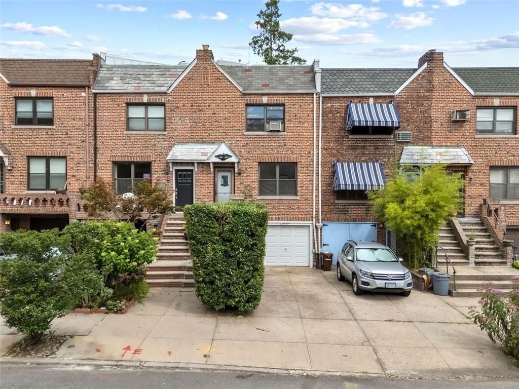 Attached, Exterior, Facade, Brick Facade, Rowhouse