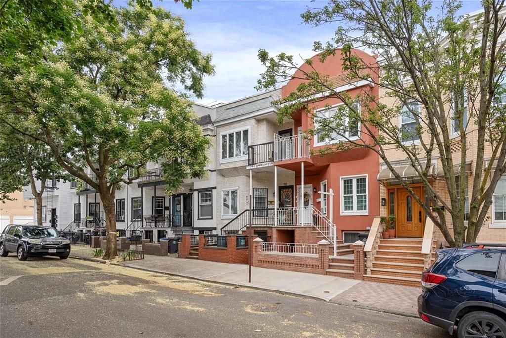 Exterior, Facade, Rowhouse