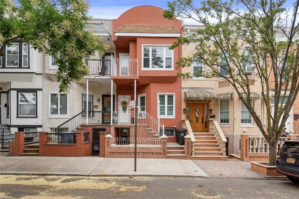 Exterior, Facade, Rowhouse