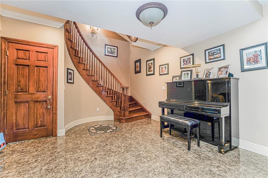 Interior, Piano