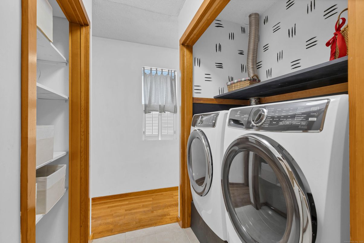 Interior, Washer, Wood Texture Flooring
