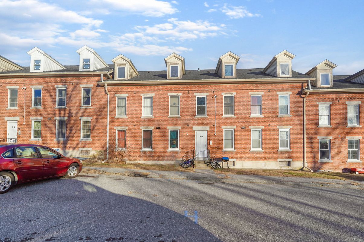 Exterior, Facade, Brick Facade, Georgian