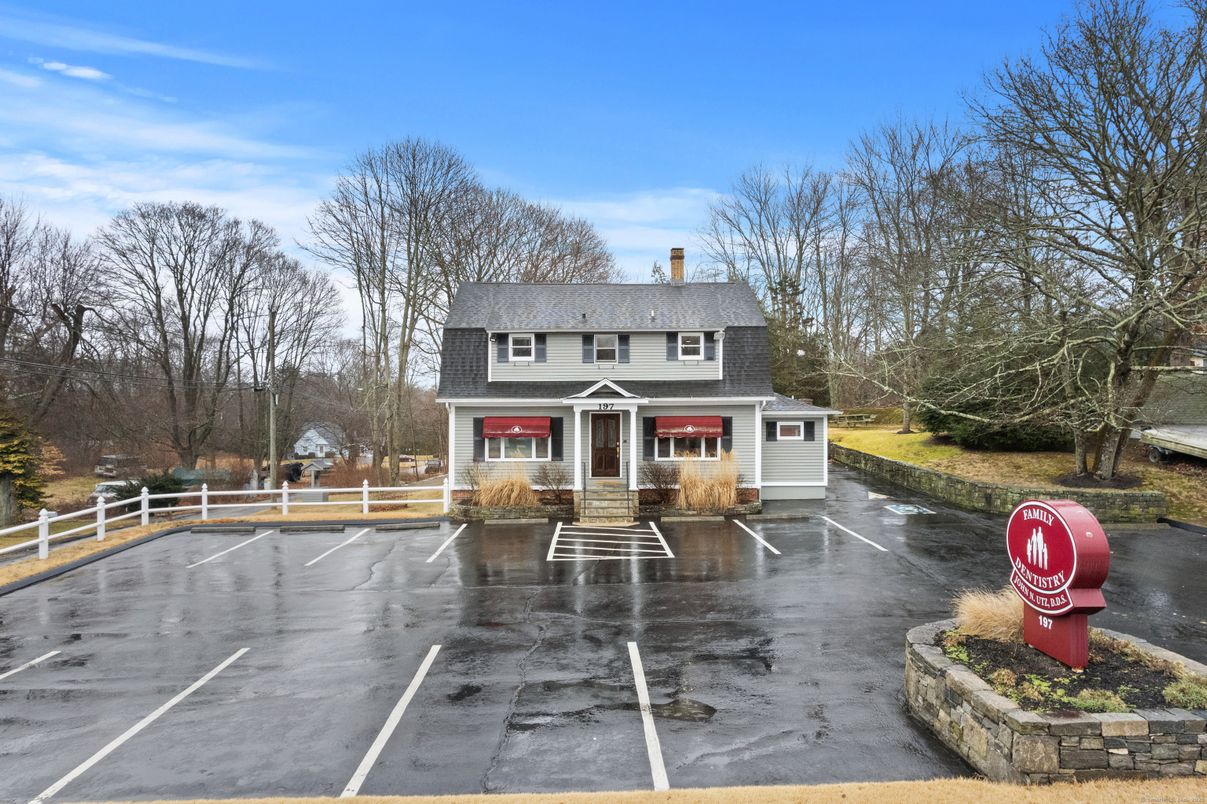 Exterior, Facade, Raised Ranch