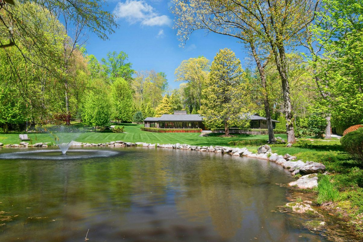 Exterior, Lake