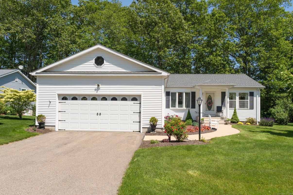 Attached, Exterior, Facade, Ranch