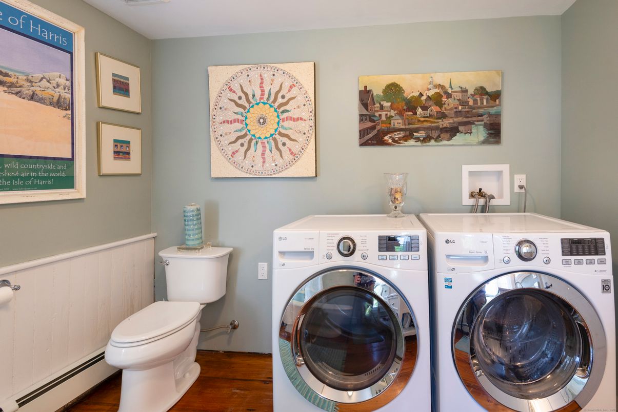 Interior, Washer, Wood Texture Flooring