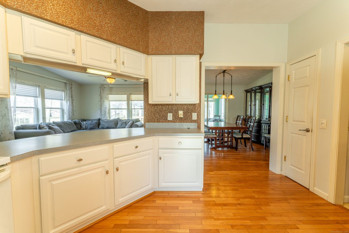 Chandelier, Dining room, Interior, Kitchen, Pendant Lights, Wood Texture Flooring