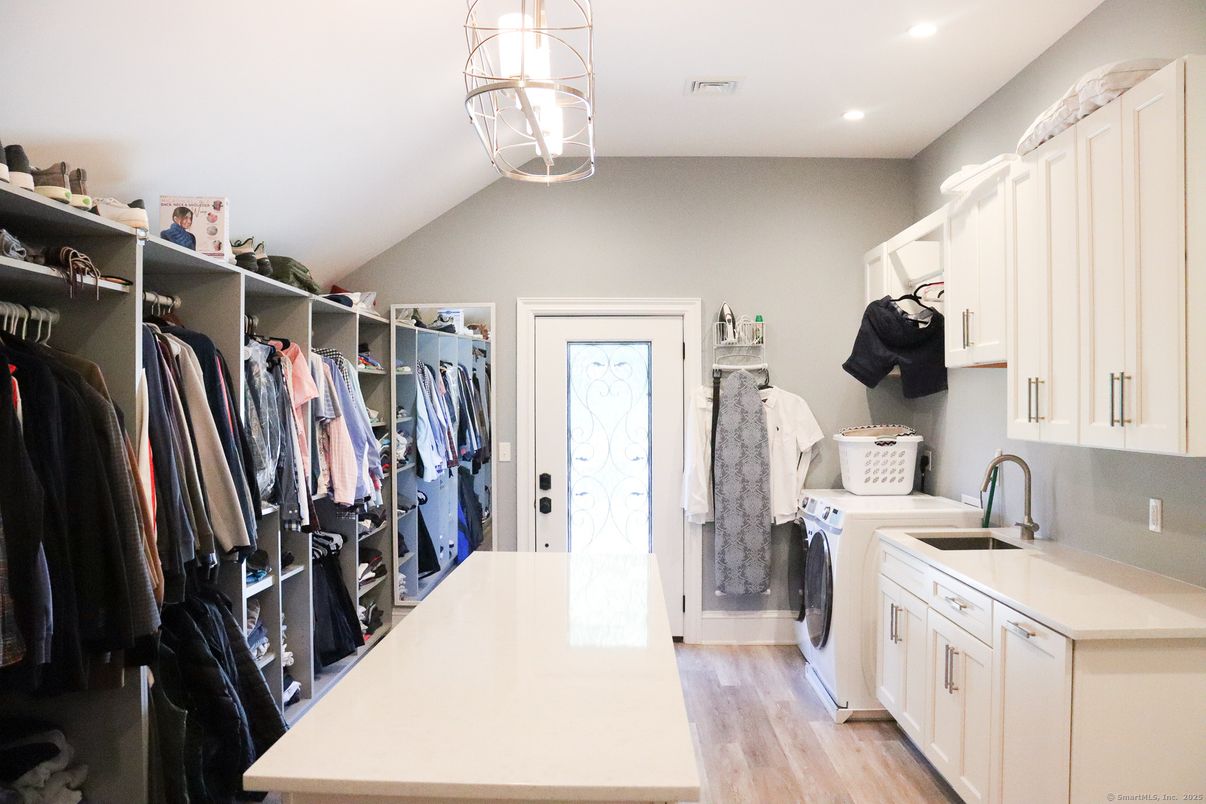 Interior, Pendant Lights, Recessed Lighting, Walk-in Closets, Wood Texture Flooring