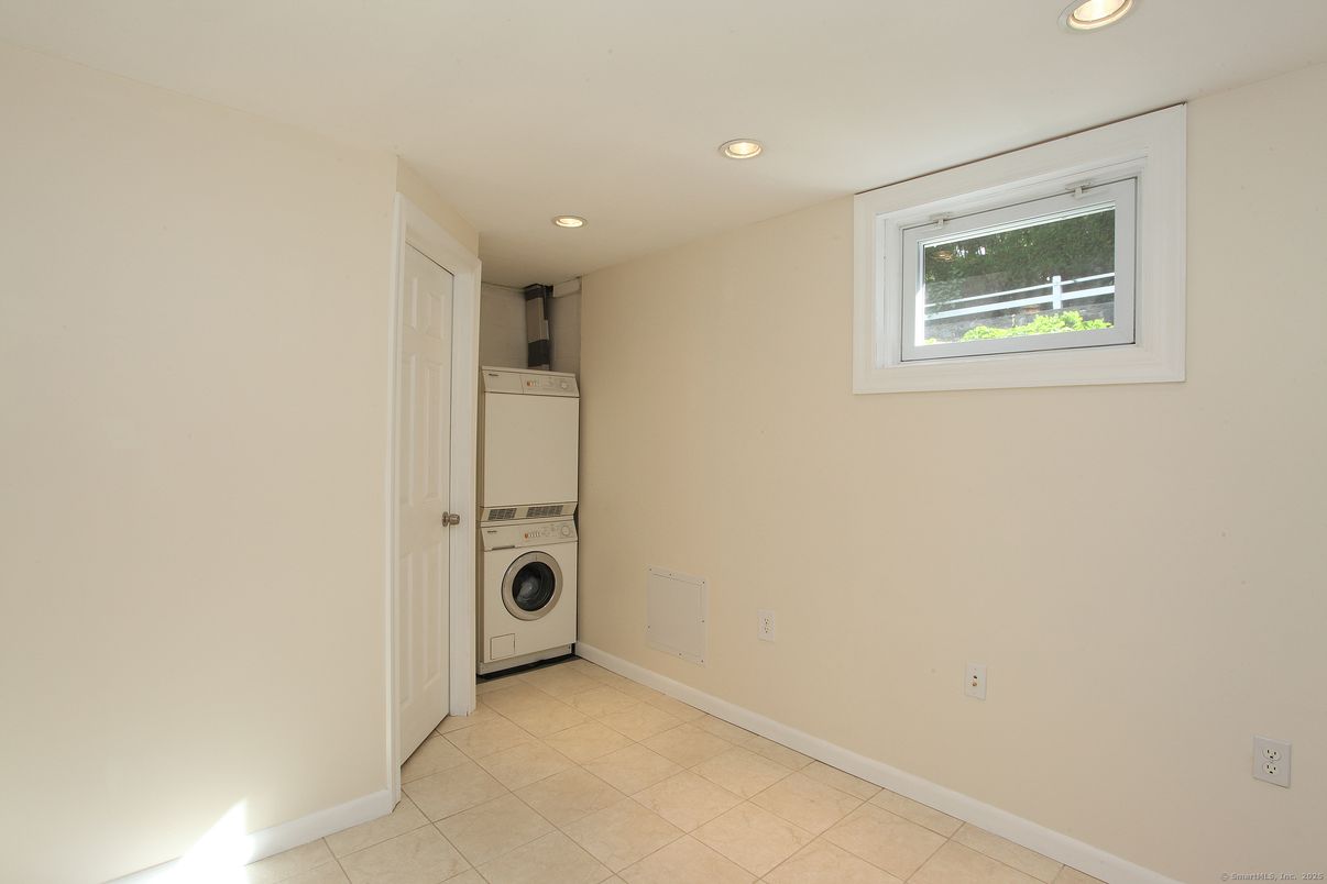 Empty room, Interior, Recessed Lighting, Utility Closets, Washer