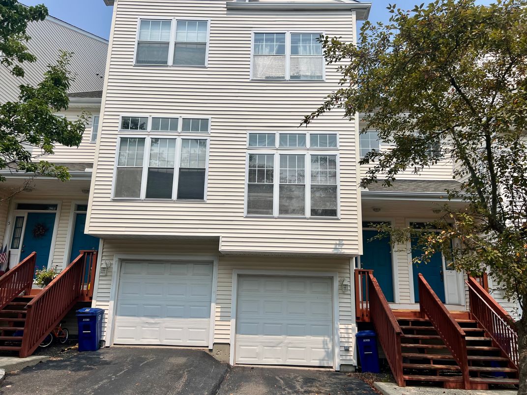 Attached, Exterior, Facade, Rowhouse