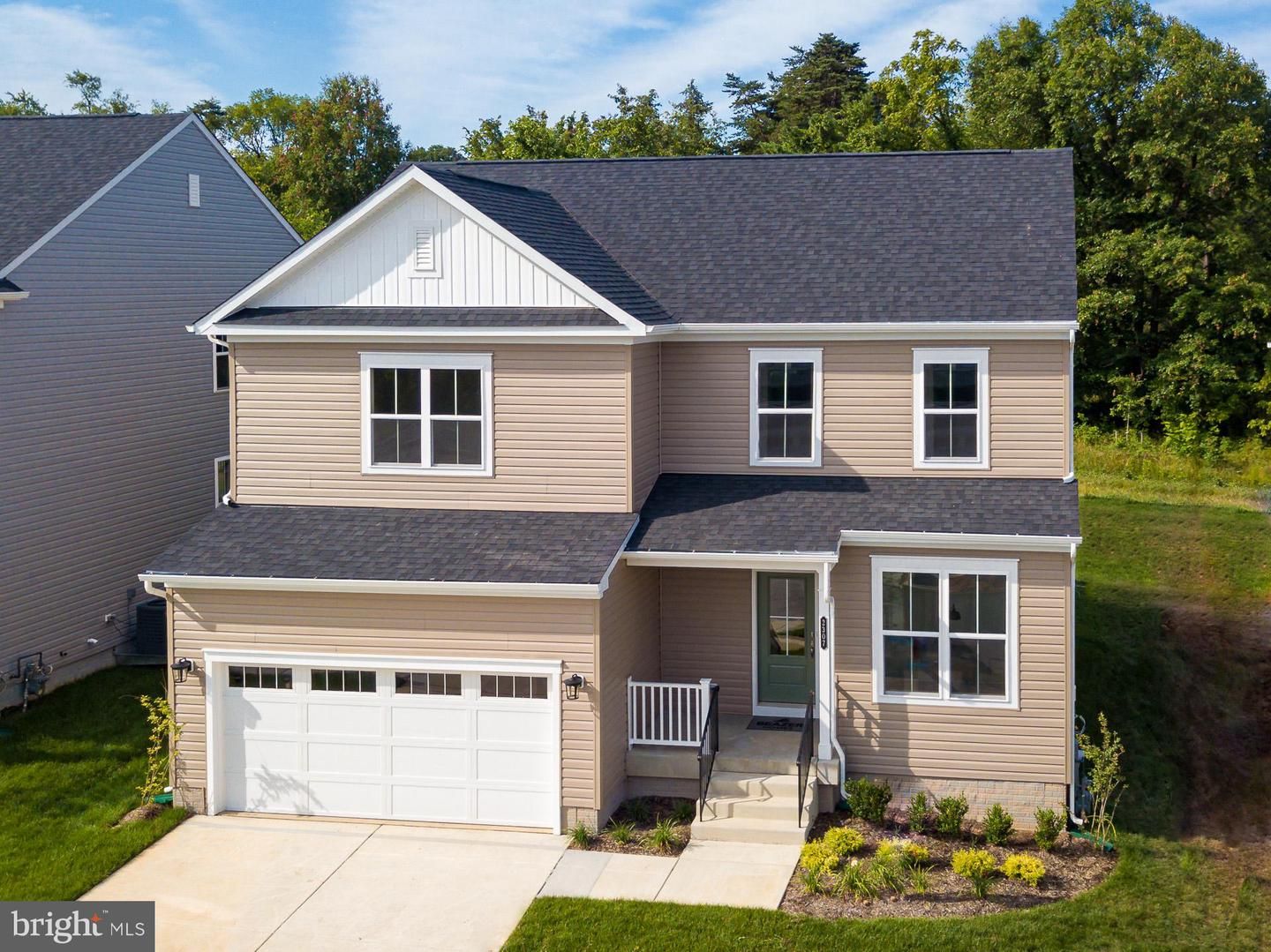 Attached, Exterior, Facade, Farmhouse