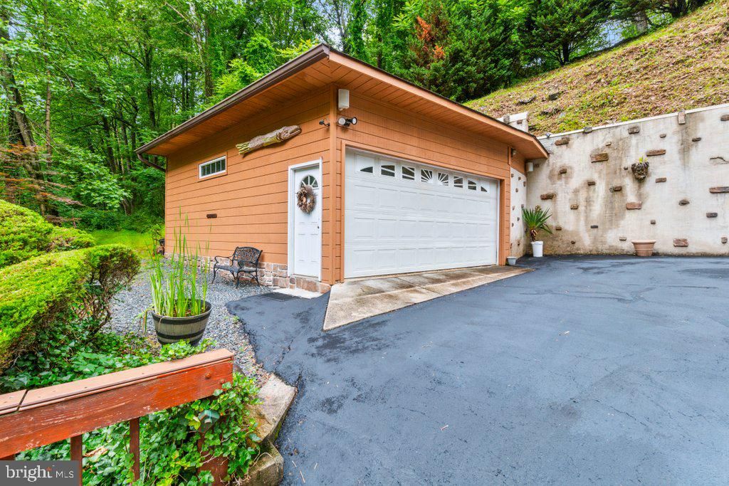 Detached Garage, Exterior