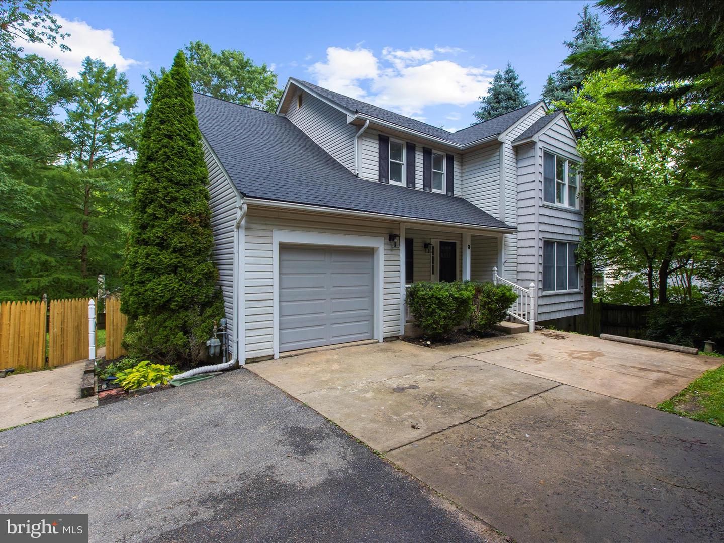 Attached, Exterior, Facade, Cape Cod