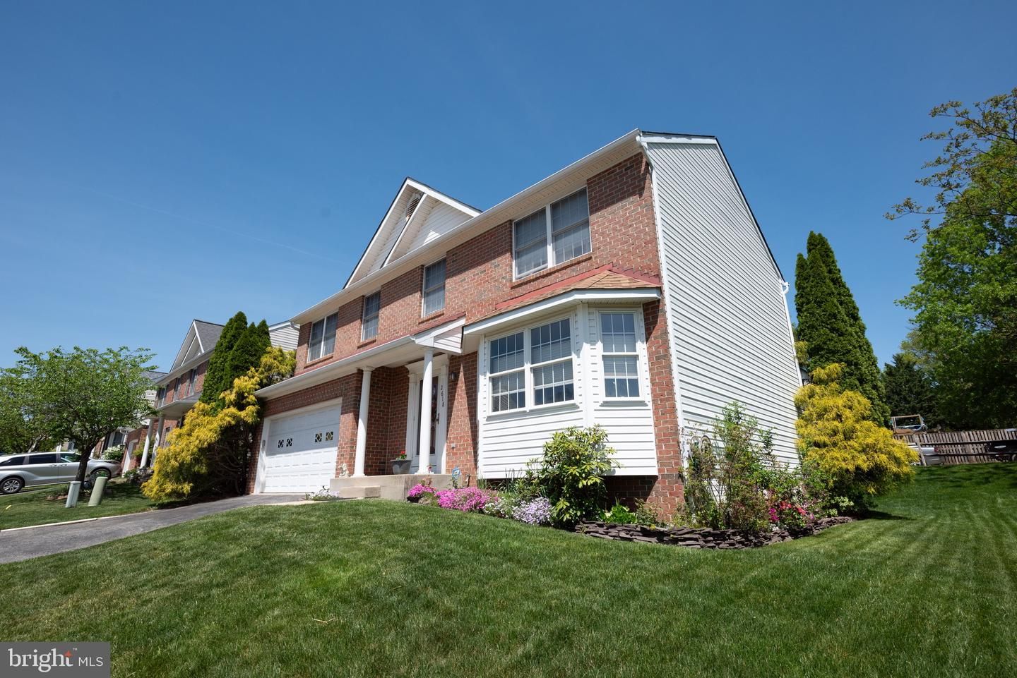 Attached, Exterior, Facade, Brick Facade, Queen Anne Victorian