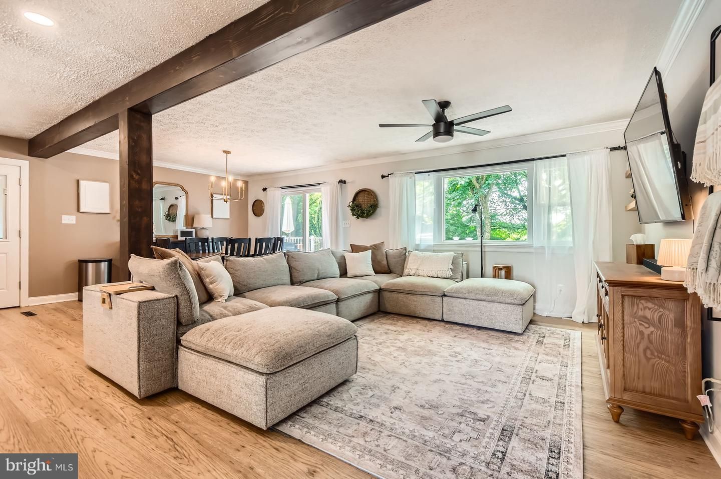 Chandelier, Dining room, Interior, Living room, Pendant Lights, Recessed Lighting, Wood Texture Flooring