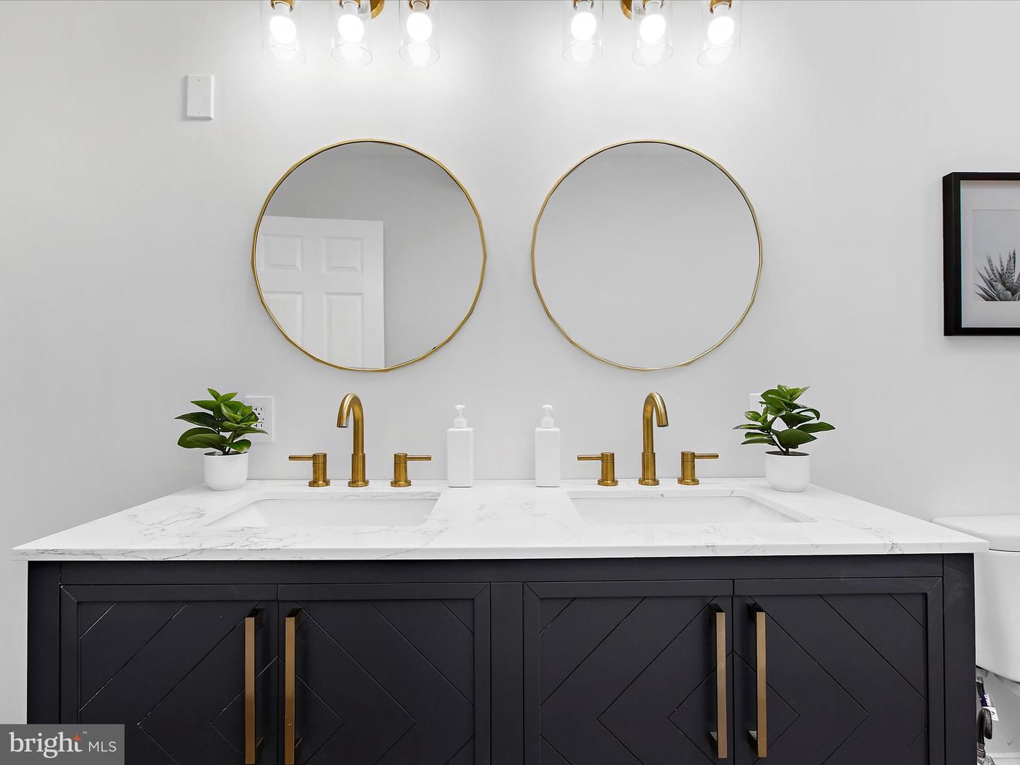 Bathroom, Dual Sink Vanities, Interior