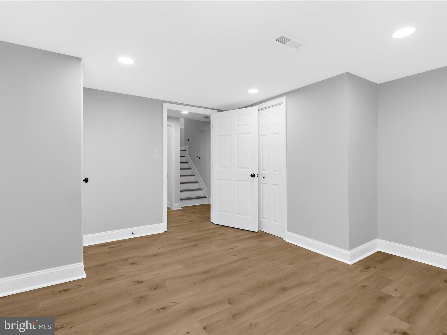 Empty room, Interior, Recessed Lighting, Wood Texture Flooring