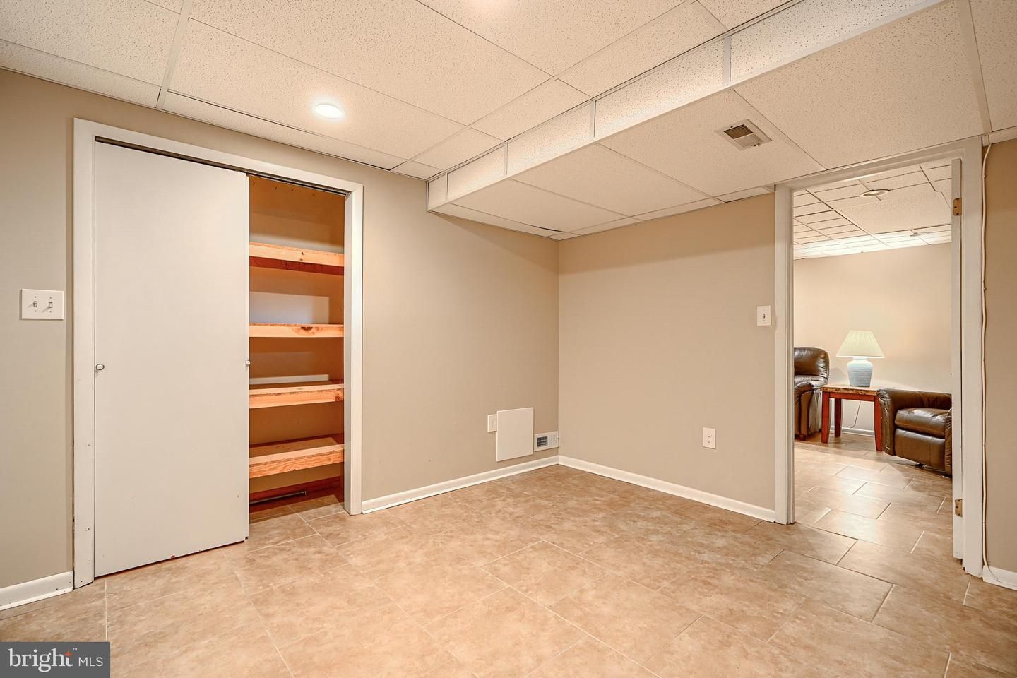 Empty room, Interior, Recessed Lighting