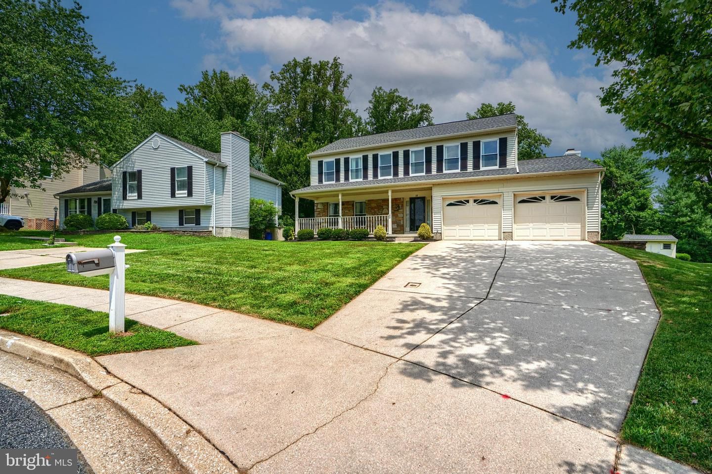 Attached, Exterior, Facade, Raised Ranch