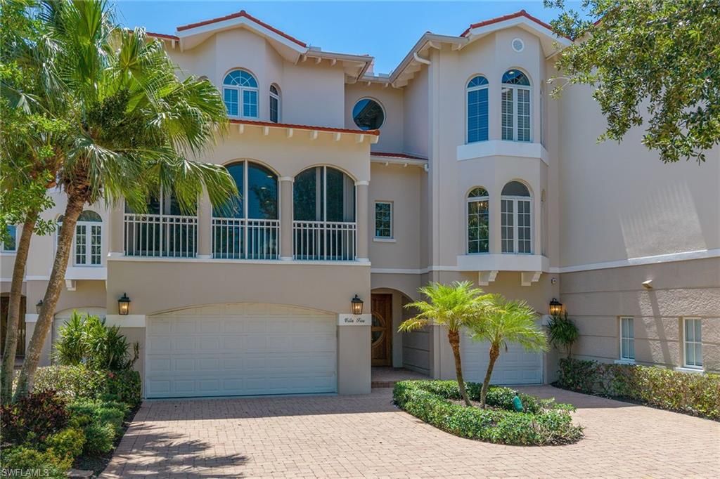 Attached, Exterior, Facade, Mediterranean