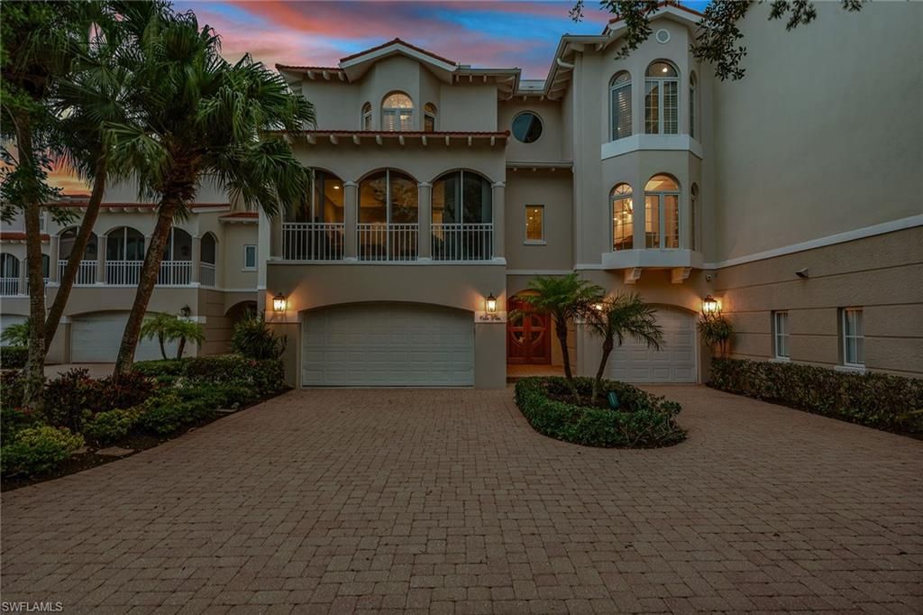 Attached, Exterior, Facade, Mediterranean