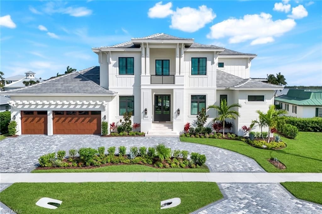 Attached, Exterior, Facade, Mediterranean