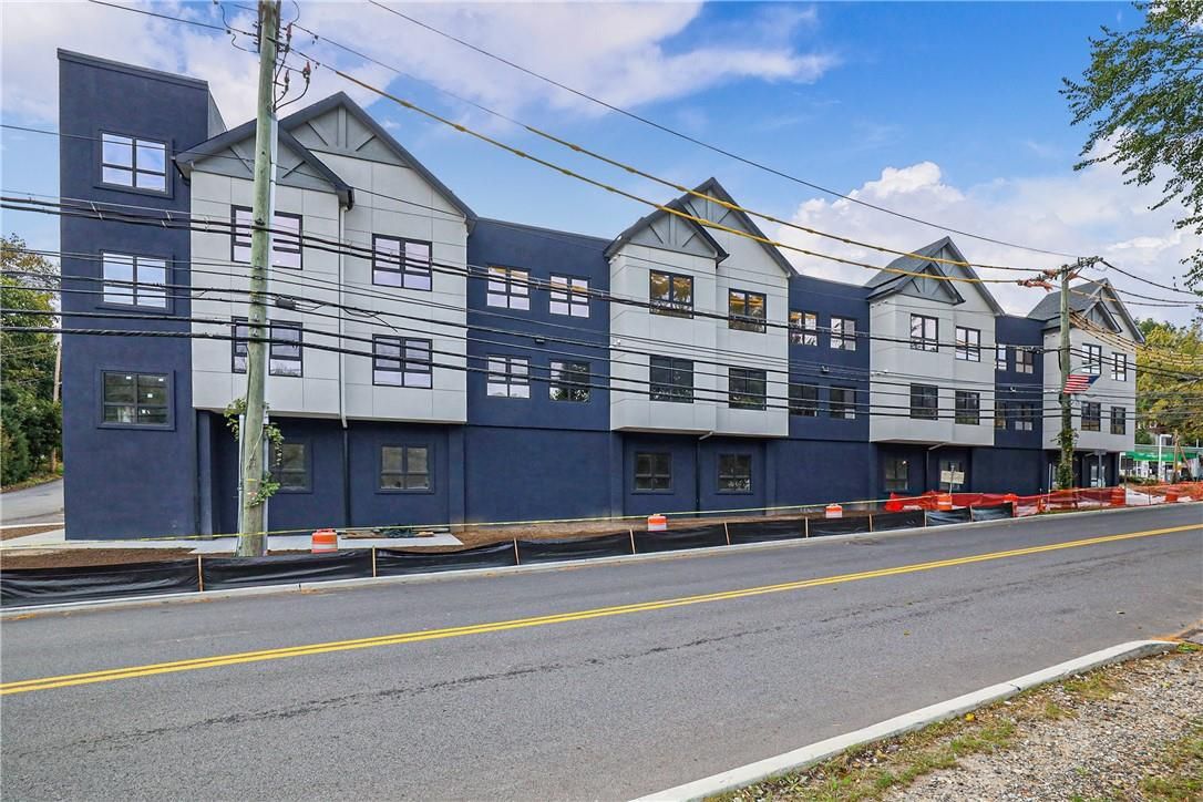Exterior, Facade, Modern