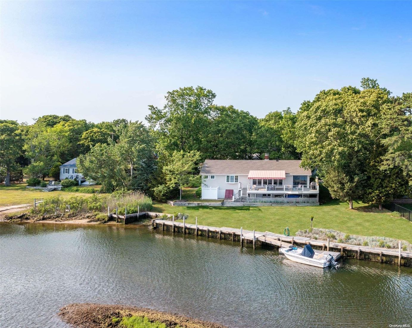 Exterior, Lake