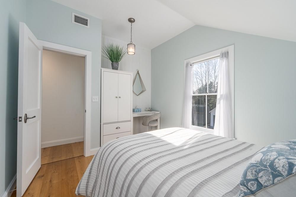 Bedroom, Interior, Pendant Lights, Wood Texture Flooring