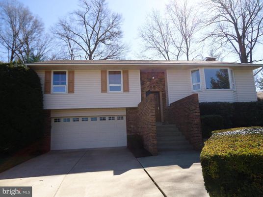Attached, Exterior, Facade, Brick Facade, Raised Ranch