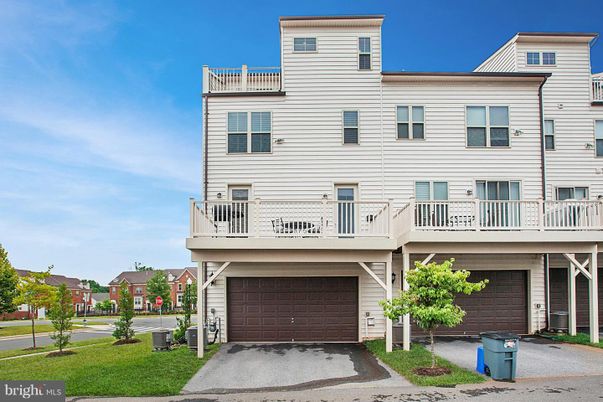 Attached, Exterior, Facade, Rowhouse