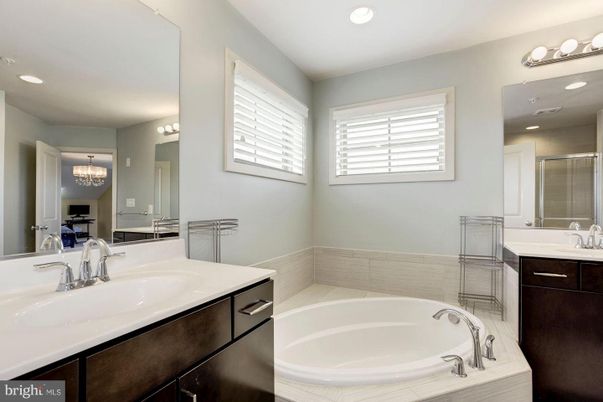 Bathroom, Dual Sink Vanities, Interior, Recessed Lighting