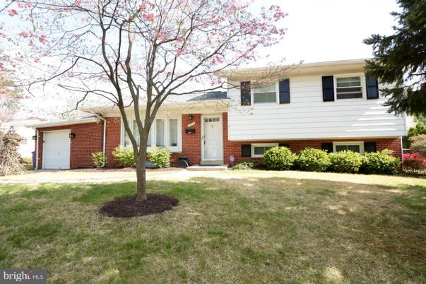 Attached, Exterior, Facade, Brick Facade, Split Level