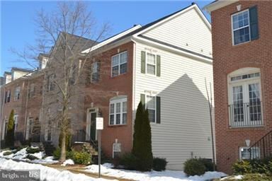 Exterior, Facade, Brick Facade, Rowhouse