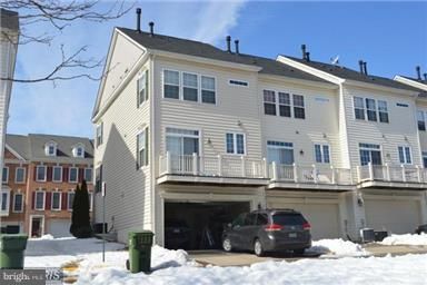 Attached, Exterior, Facade, Rowhouse