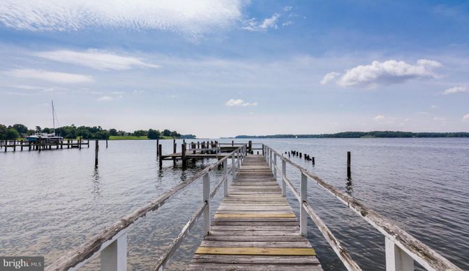 Exterior, Lake