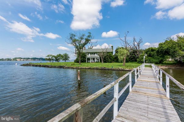 Exterior, Lake