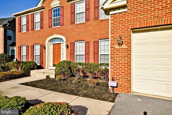 Attached, Exterior, Facade, Brick Facade, Georgian