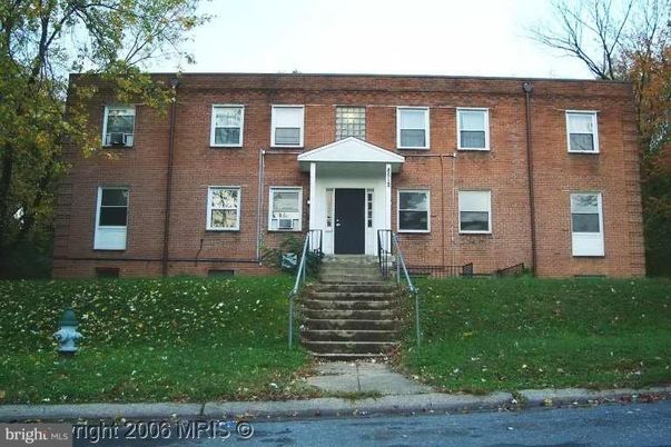 Exterior, Facade, Brick Facade, Georgian