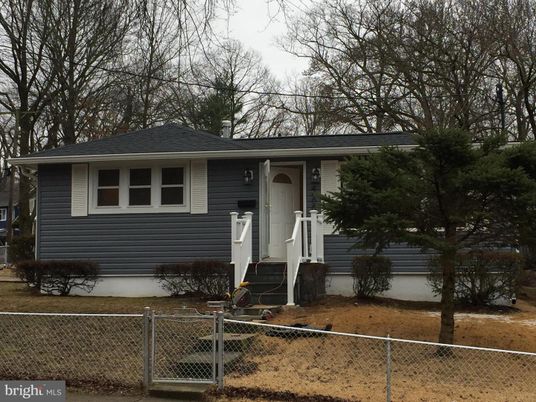 Exterior, Facade, Raised Ranch